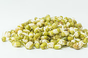 蔬菜:在白色背景上分离的绿豆芽