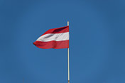 蓝天下的奥地利国旗，奥地利