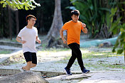 东南亚:人们在慢跑