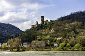 当游船在莱茵河峡谷附近的莱茵河上巡航时，废弃的城堡和古色古香的小城镇是一个常见的景象