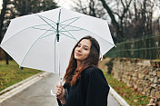 美丽的年轻女子享受着雨天