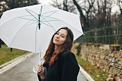 美丽的年轻女子享受着雨天