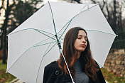 美丽的年轻女子享受着雨天