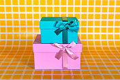 一堆粉色和蓝色礼品盒上的黄色方格背景照片