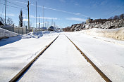 铁路在雪下
