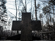 坟墓上方的木制十字架