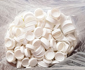 白色塑料帽装在塑料袋里