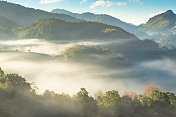 在Doi angkhang清迈自然景观风景秀丽的日出在泰国北部