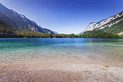 休闲船在高山湖Tovel - Trentino alto adige, Dolomites -意大利