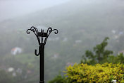 一个室外灯台在暴雨在安第斯山脉-雨滴和背景模糊在阴霾的大雨。