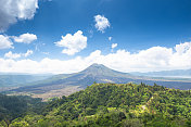 热带景观火山风景上午，巴图尔山，达瑙布延湖，巴厘岛，印度尼西亚