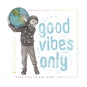 良好氛围。积极的消息。抱着地球的小男孩。