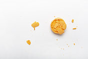 破碎的橙色蛋白杏仁饼干