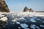 知床海岸线上的浮冰