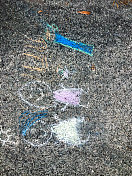 孩子的粉笔在人行道上画画