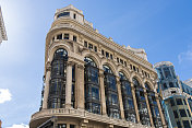 西班牙马德里市中心一座古典建筑正面的上部。