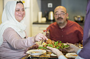 穆斯林家庭在斋月聚会吃开斋食品