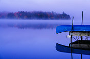 薄雾清晨的独木舟和码头