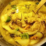 泰式咖喱鸡配柠檬草和洋葱