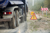 道路工程，卡车经过，前方危险警告，限速。