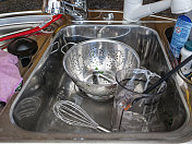 厨房水槽里的脏金属盘子
