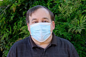 戴口罩保护自己免受冠状病毒感染的自闭症男子