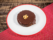 阿富汗饼干，巧克力饼干，放在盘子里