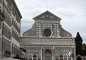 佛罗伦萨市中心圣玛丽亚诺维拉大教堂的正面