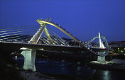 千禧年大桥在晚上Mi?o河在欧伦塞加利西亚西班牙