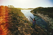 女性户外探险:在挪威的峡湾沿岸徒步旅行