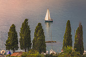 日落时分，加尔达湖上的绿松石和帆船――意大利伦巴第马尔切辛