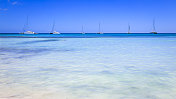 加勒比海Punta Cana - Saona岛的田园诗般的海滩，有小船和游艇