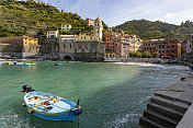 意大利五区Vernazza港口的小船