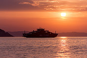 日落时分，在希腊卡瓦拉附近的萨索斯岛地平线上摆渡