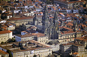 西班牙加利西亚圣地亚哥德孔波斯特拉大教堂的航拍照片