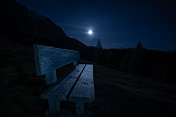 山间月光下空荡荡的木凳