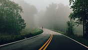 乡间小路上的晨雾
