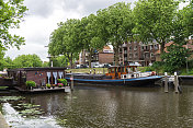 荷兰鹿特丹的水渠和旧船
