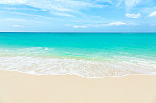 巴厘岛的海滩景象-碧绿的印度洋，白色的沙子和蓝色的天空在背景。