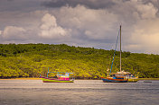 巴西东北部巴伊亚市碧绿水域的塞古罗港渔船