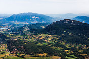 宽阔的法国全景在夏季滚动的风景南部布盖山脉边界Ain和Savoie部门