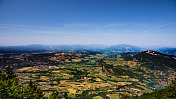 宽阔的法国全景在夏季滚动的风景南部布盖山脉边界Ain和Savoie部门