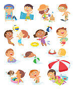 夏季场景与孩子。女孩在玩沙堡。沙滩排球