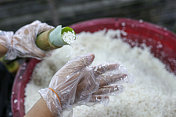 典型的亚洲食物――“Lemang”(芭蕉叶包竹蒸糯米)