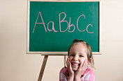 孩子在家里用黑板写字母