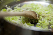 煎韭菜-在家做饭