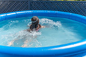 12岁的女孩在充气游泳池游泳