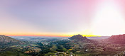 黎明时分，从Stellenbosch镇到桌山的全景