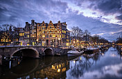 黄昏时分阿姆斯特丹的街角