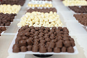 在巧克力店展示不同种类的巧克力托盘